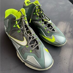 Nike Men's Athletic Shoes in Gray and Neon Green